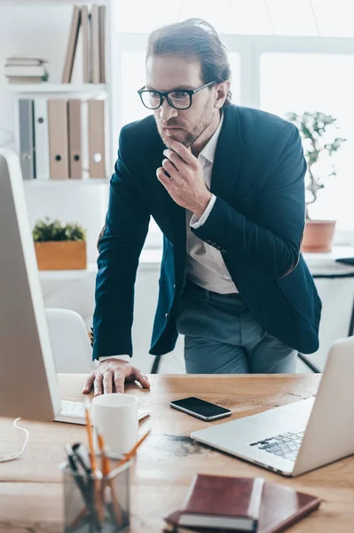 Homem de óculos olhando para a tela do computador — Fotografia de Stock