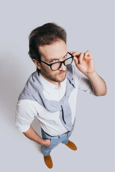 Hombre con ropa casual y gafas graduadas —  Fotos de Stock