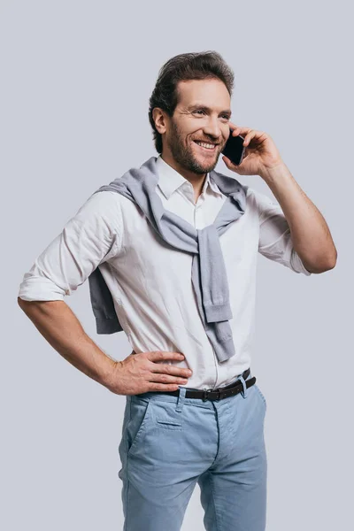 Ο άνθρωπος σε casual ρούχα μιλάμε στο τηλέφωνο — Φωτογραφία Αρχείου