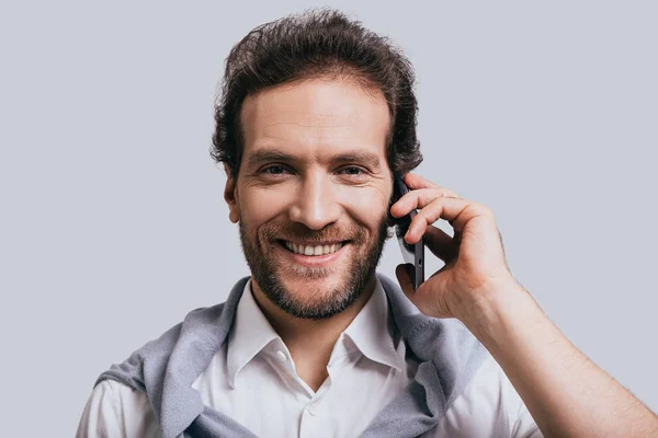 Homem de roupas casuais falando ao telefone — Fotografia de Stock