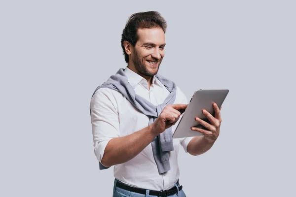 Man in casual clothes using tablet — Stock Photo, Image