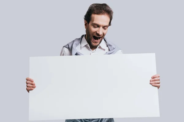 Man in casual clothes holding flipchart — Stock Photo, Image