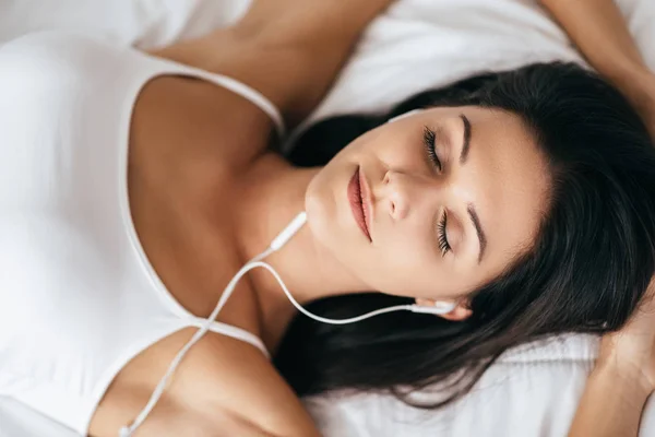 Atrakcyjna kobieta słuchania muzyki — Zdjęcie stockowe