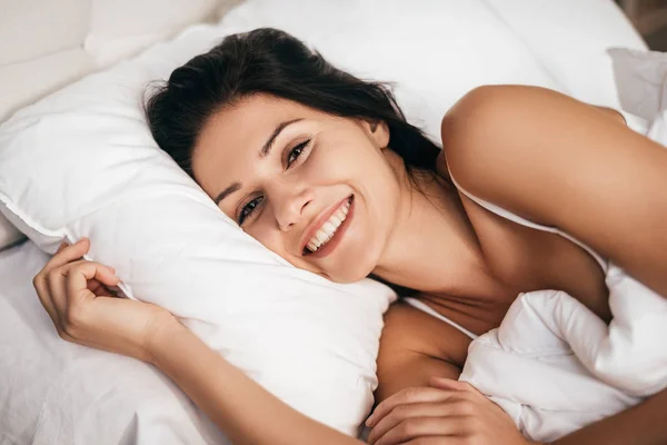 ベッドの中で魅力的な若い女性 — ストック写真