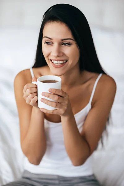 Bella giovane donna in possesso di tazza — Foto Stock