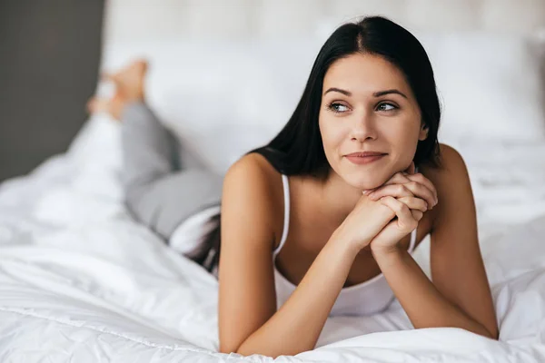 Junge Frau liegt auf Bett — Stockfoto