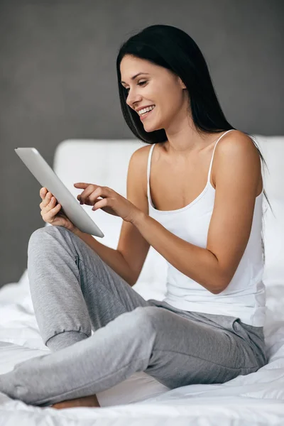 Attraktive Frau mit digitalem Tablet — Stockfoto