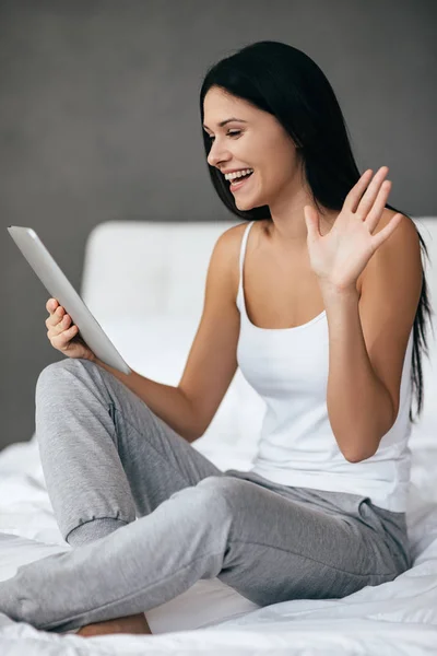 Ursnygg kvinna tittar på digital tablett — Stockfoto