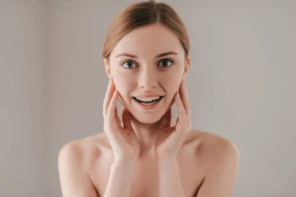 Natuurlijke schoonheid van de jonge vrouw — Stockfoto