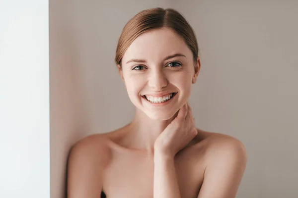 Natuurlijke schoonheid van de jonge vrouw — Stockfoto