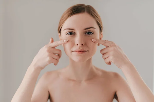 Aantrekkelijke vrouw genieten van haar zachtheid huid — Stockfoto