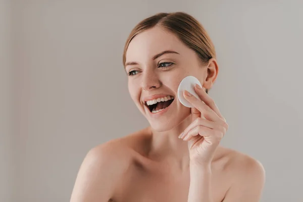 Vrouw die haar huid reinigen door wattenschijfje — Stockfoto