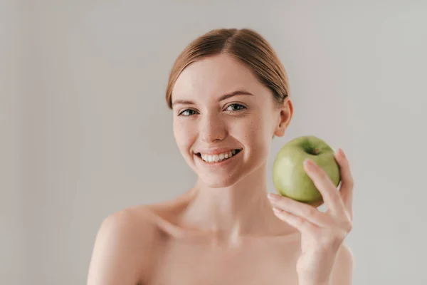 Bella donna in possesso di mela verde — Foto Stock