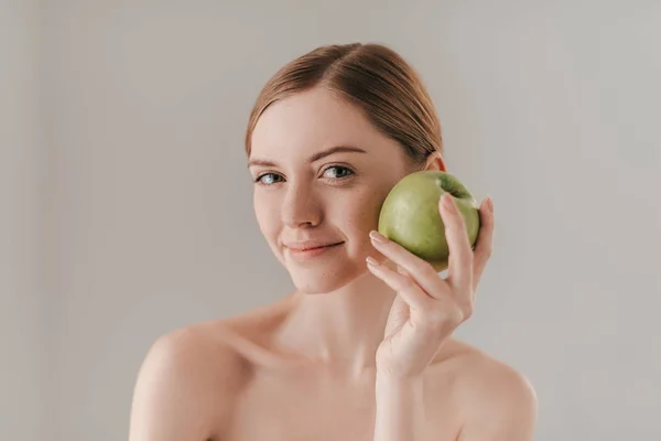 Bella donna in possesso di mela verde — Foto Stock