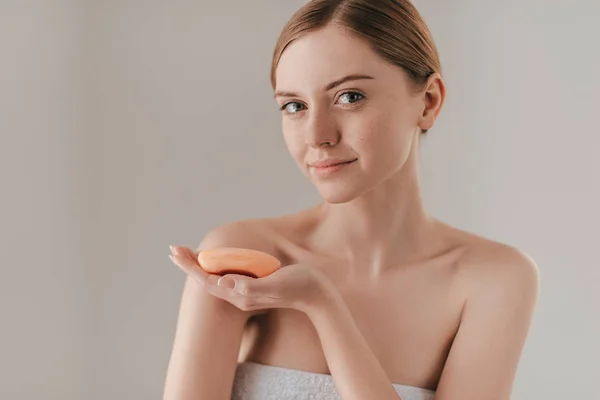 Красивая женщина держит мыло — стоковое фото