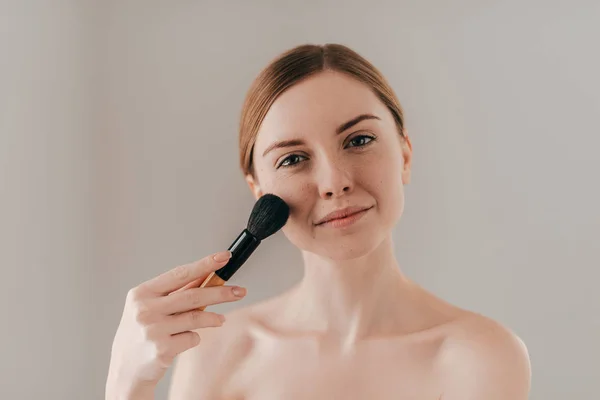 Žena se štětcem na make up — Stock fotografie