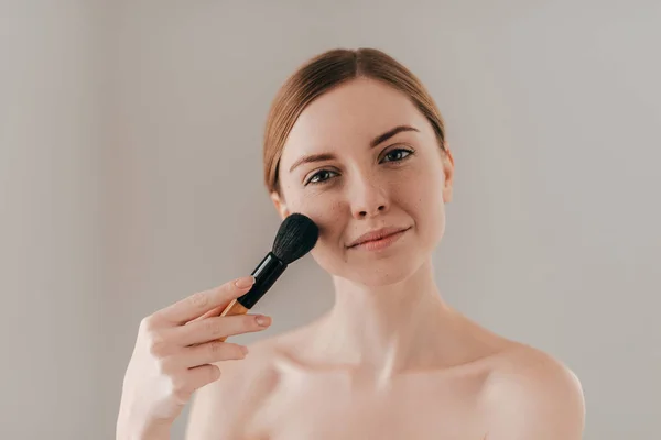 Wanita dengan make up sikat — Stok Foto