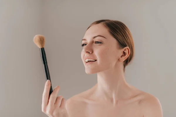 Žena se štětcem na make up — Stock fotografie