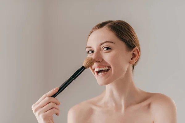 Женщина с макияжем — стоковое фото