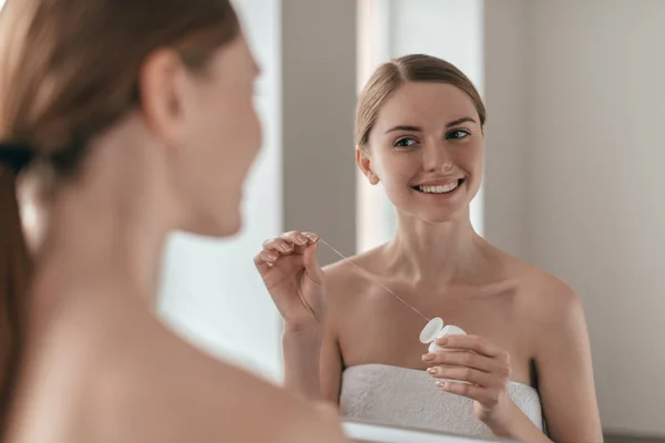 Vrouw bedrijf tandzijde — Stockfoto