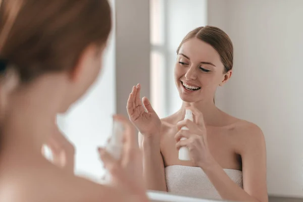 Hermosa mujer aplicando spray de agua —  Fotos de Stock