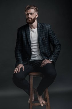 Takım elbiseli şık yalınayak adam