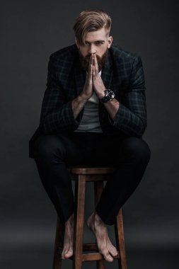 Takım elbiseli şık yalınayak adam