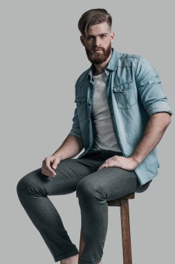 Sakallı şık adam