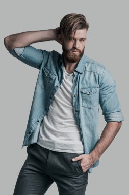 Elini başının üstüne tutarak sakallı