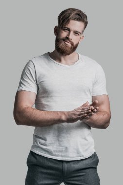 gülümseyen ve sıktı elele adam