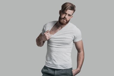 onun T-shirt çekerek sakallı
