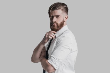 çeneme elini tutarak sakallı