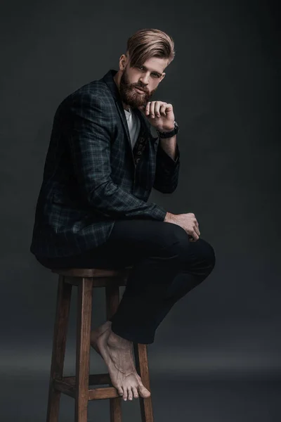 Homem com barba segurando a mão no queixo — Fotografia de Stock