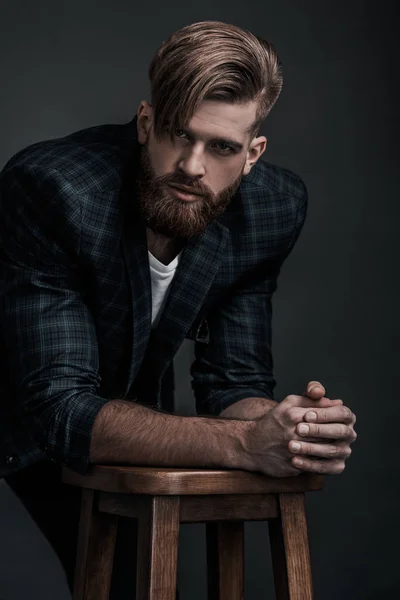 Bonito homem elegante com barba — Fotografia de Stock