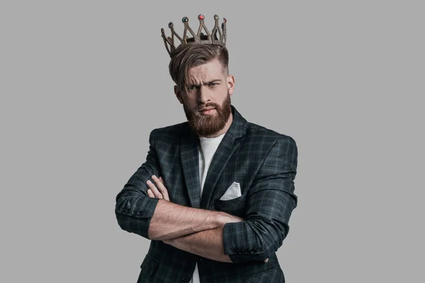 Homme à la barbe portant la couronne — Photo