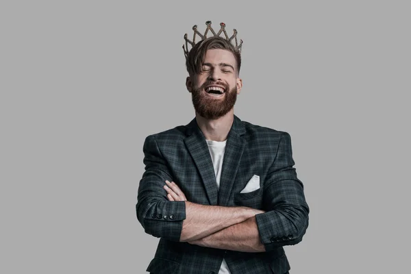 Mann mit Bart trägt Krone — Stockfoto