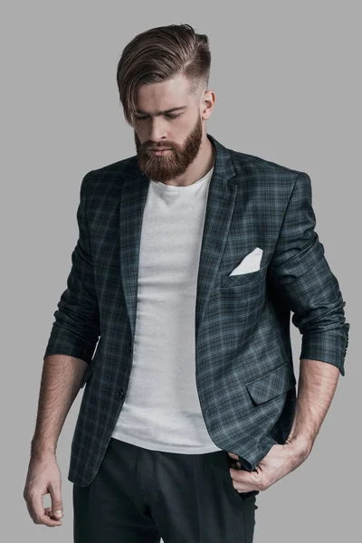 Стильный мужчина в пиджаке — стоковое фото