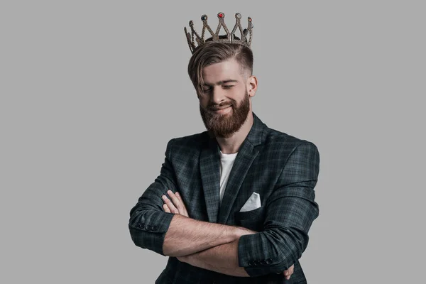 Hombre con barba llevando corona — Foto de Stock