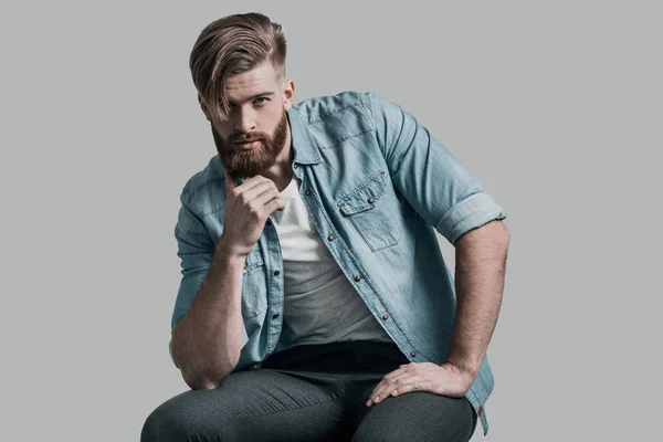 Hombre con estilo con barba — Foto de Stock