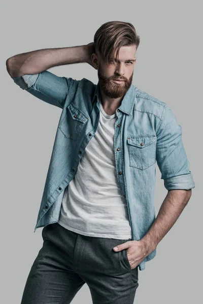 Elini başının üstüne tutarak sakallı