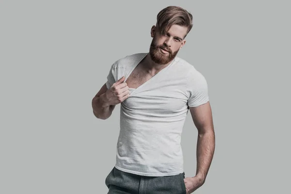 Man met baard trekken zijn T-shirt — Stockfoto