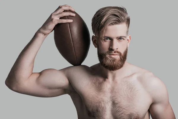 Homme tenant ballon de football américain — Photo