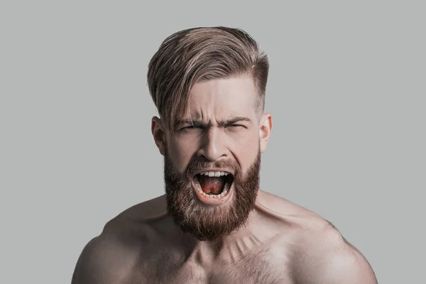 Wściekły męskość mężczyzna z brodą — Zdjęcie stockowe