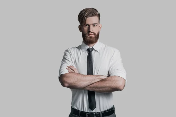 Homme avec barbe gardant les bras croisés — Photo