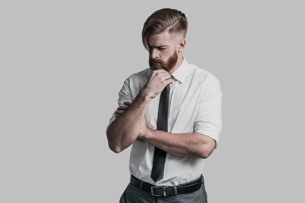 Homem com barba segurando a mão no queixo — Fotografia de Stock