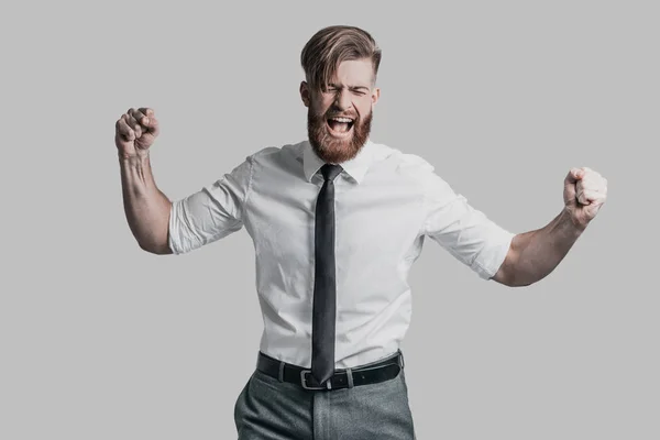 Jovem empresário gesticulando e gritando — Fotografia de Stock
