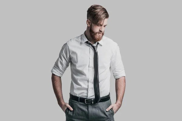 Bello uomo d'affari in camicia e cravatta — Foto Stock