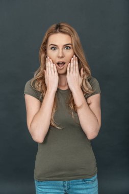 Yanaklarda elele kadın