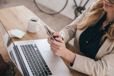 Cep telefonu kullanan iş kadını