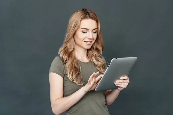 Frau surft auf digitalem Tablet — Stockfoto